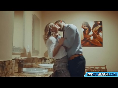❤️ وقتی یک بلوند بی تنه شما را در یک دستشویی عمومی اغوا می کند ❌ پورنو در fa.yh9n.top ❌️❤